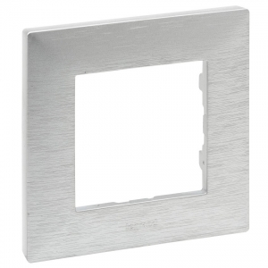 Rámeček Legrand Niloé Step v barvě broušený hliník (kód 863891) je ideální volbou pro ty, kteří hledají spojení stylu a funkčnosti. Jeho minimalistický design skvěle doplní jakýkoli interiér, od moderního po klasický. Vyrobený z kvalitního materiálu, zaručuje dlouhou životnost a snadnou údržbu. Rámeček je kompatibilní s širokou škálou elektrických zařízení a jeho instalace je rychlá a snadná. Objevte dokonalý prvek pro váš domov!
