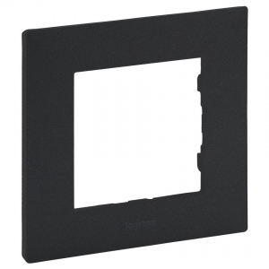 Rámeček Niloé Step v antracitové barvě od značky Legrand (model 863791) je ideálním doplňkem pro moderní interiéry. Jeho minimalistický design a kvalitní materiály zajišťují dlouhou životnost a snadnou údržbu. Rámeček se snadno instaluje a je kompatibilní s různými typy vypínačů a zásuvek. Díky univerzálnímu vzhledu a elegantní barvě se skvěle hodí do bytů, kanceláří i veřejných prostor. Vylepšete svůj domov s tímto stylovým prvkem.