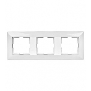 Trojrámeček Visio S 50 Classic v elegantní bílé barvě od výrobce Schrack Technik je skvělým řešením pro moderní interiéry. Díky minimalistickému designu se hodí jak do domácností, tak kanceláří. Snadná instalace a vysoká kvalita materiálů zaručují dlouhou životnost. Umožňuje kombinaci tří elektrických zařízení a přidává styl a funkčnost každému prostoru. Objednejte si ho a vylepšete svůj interiér.
