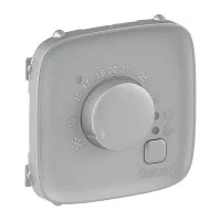 Kryt prostorového termostatu Valena Allure od Legrand v elegantním hliníkovém provedení spojuje moderní design s praktičností. Jeho minimalistický vzhled se hodí do každého interiéru, ať už domácnosti nebo kanceláře. Díky snadné instalaci a odolným materiálům nabízí dlouhou životnost. Tento kryt nejenže zkrášlí váš prostor, ale také zjednoduší ovládání teploty, čímž přispěje k vašemu komfortu.
