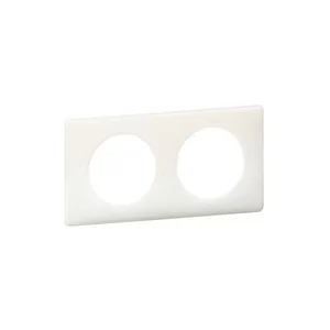 Dvojrámeček Céliane bílá od značky Legrand přináší elegantní a praktické řešení pro uspořádání spínačů a zásuvek. Jeho minimalistický design se dokonale hodí do jakéhokoli interiéru, zatímco jednoduchá instalace umožňuje rychlé umístění bez odborné pomoci. Vyrobený z odolných materiálů, garantuje dlouhou životnost a zachování atraktivního vzhledu. Vylepšete svůj domov s tímto stylovým doplňkem, který spojuje estetiku s funkčností.