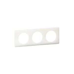 Trojrámeček Céliane bílá od značky Legrand představuje ideální spojení elegance a praktičnosti pro váš interiér. Tento minimalistický designový prvek se snadno instaluje a nabízí možnost uspořádat až tři elektroinstalační prvky podle vašich potřeb. Jeho univerzální bílá barva se hodí do každého stylu, takže je skvělou volbou pro domácnosti i kanceláře. Vylepšete svůj prostor s tímto kvalitním a stylovým rámečkem.