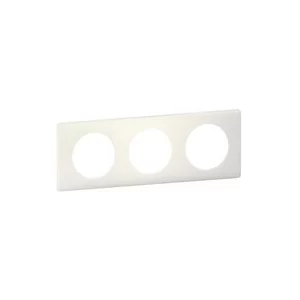 Trojrámeček Céliane bílá matná od Legrand je ideální volbou pro moderní interiéry. S elegantním minimalistickým designem v bílém matném provedení skvěle zapadne do jakéhokoli prostoru. Snadná instalace a kompatibilita s různými spínači a zásuvkami z řady Céliane zajišťují praktické a stylové řešení pro vaši domácnost či kancelář. Vybavte svůj domov kvalitním a sofistikovaným prvkem, který přináší funkčnost i estetiku.