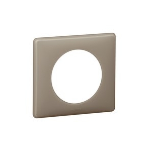 Rámeček Céliane v kávové barvě od Legrand je ideálním řešením pro ty, kteří hledají kombinaci elegance a funkčnosti. Jeho minimalistický design se snadno integruje do jakéhokoli interiéru, ať už moderního, klasického nebo industriálního. Vyroben z kvalitních materiálů, zaručuje dlouhou životnost a jednoduchou instalaci, což oceníte při renovacích. Oživte svůj domov stylovým rámečkem, který zlepší estetiku i praktickou stránku vašich elektrických zařízení.
