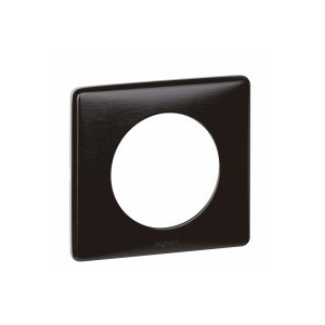 Rámeček Céliane carbon od značky Legrand je elegantním a funkčním doplňkem pro váš interiér. Jeho minimalistický design v tmavém odstínu carbon skvěle ladí s různými styly a přináší do prostoru moderní nádech. Snadná instalace bez speciálních nástrojů zaručuje rychlé zkrášlení vašich elektrických zásuvek a vypínačů. Vyberte si tento kvalitní rámeček a vylepšete vzhled svého domova s nádechem elegance.