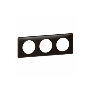 Trojrámeček Céliane carbon od Legrand je perfektní volbou pro moderní interiéry, které vyžadují kombinaci elegance a funkčnosti. Tento designový prvek umožňuje snadné umístění tří elektrických zařízení, čímž přispívá k přehlednosti a stylovému vzhledu stěn. Vyroben z kvalitních a odolných materiálů, zaručuje dlouhou životnost a snadnou instalaci. Vylepšete svůj domov s tímto minimalistickým kouskem, který osloví každého návštěvníka.