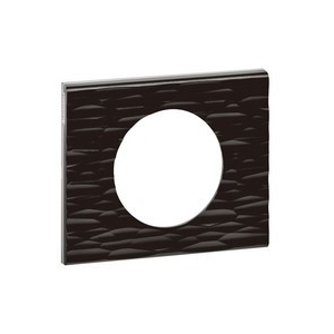 Rámeček Céliane Corian Gougé Legrand 069021 spojuje moderní design s praktickou funkčností, což z něj činí ideální volbu pro každý interiér. Vyroben z odolného Corianu, nabízí dlouhou životnost a snadnou údržbu. Jeho elegantní a minimalistický vzhled se skvěle hodí do různých stylů bydlení, zatímco jednoduchá instalace zaručuje bezproblémovou montáž. Přidejte do svého domova nádech elegance a kvality s tímto stylovým rámečkem.