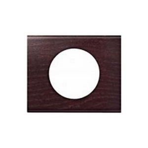 Rámeček Céliane wenge Legrand 069201 je ideálním doplňkem pro moderní interiéry, který spojuje eleganci s praktičností. Jeho tmavý odstín wenge přináší do vašeho domova sofistikovaný vzhled a snadná instalace šetří váš čas. Vyroben z odolných materiálů, zajišťuje dlouhou životnost a spolehlivost. Tento rámeček je kompatibilní se širokým sortimentem produktů Legrand, což ho činí univerzálním a stylovým řešením pro každé prostředí.