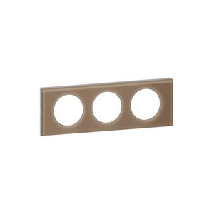 Trojrámeček Céliane sklo kávové Legrand 069463 je ideální volbou pro moderní interiéry, kde se snoubí elegance s praktičností. Jeho minimalistický design a kvalitní kávové sklo přidávají každému prostoru nádech luxusu. Snadná instalace a odolné materiály zaručují dlouhou životnost. Umožní vám vytvořit harmonický vzhled s ostatními produkty řady Céliane. Vylepšete svůj domov stylovým a funkčním doplňkem.