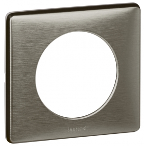 Rámeček Céliane v šedém hliníku od Legrand 068971 je ideálním řešením pro moderní interiéry, které spojuje eleganci s praktičností. Jeho minimalistický design a kvalitní zpracování zajišťují dlouhou životnost a snadnou údržbu. Rámeček se snadno instaluje a skvěle se hodí pro různé elektrické spínače a zásuvky, což z něj činí univerzální volbu pro domácnosti i kanceláře. Vytvořte si sofistikovaný prostor plný stylu.